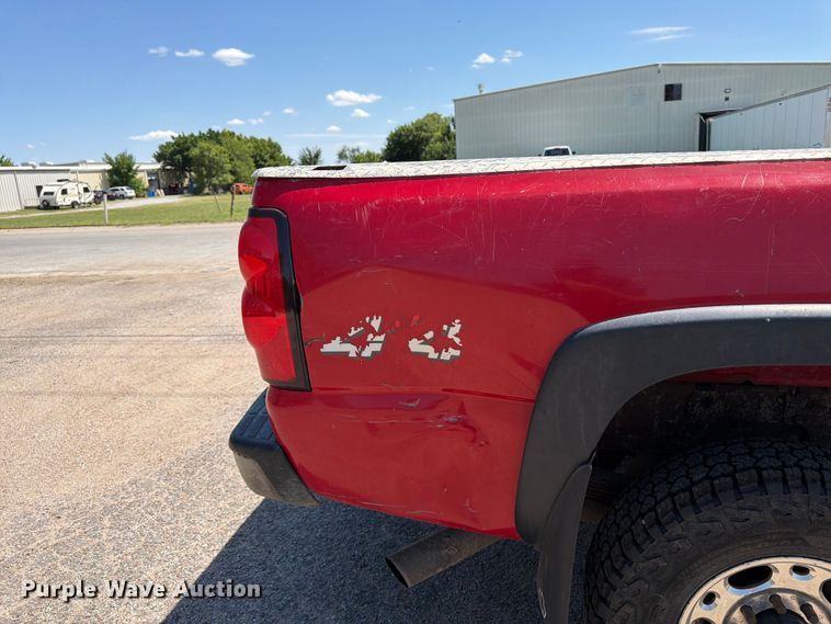 image for item NJ9046 2005 Chevrolet Silverado 2500 Ext. Cab pickup truck