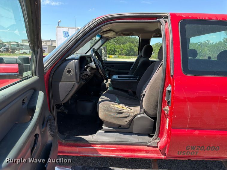 image for item NJ9046 2005 Chevrolet Silverado 2500 Ext. Cab pickup truck