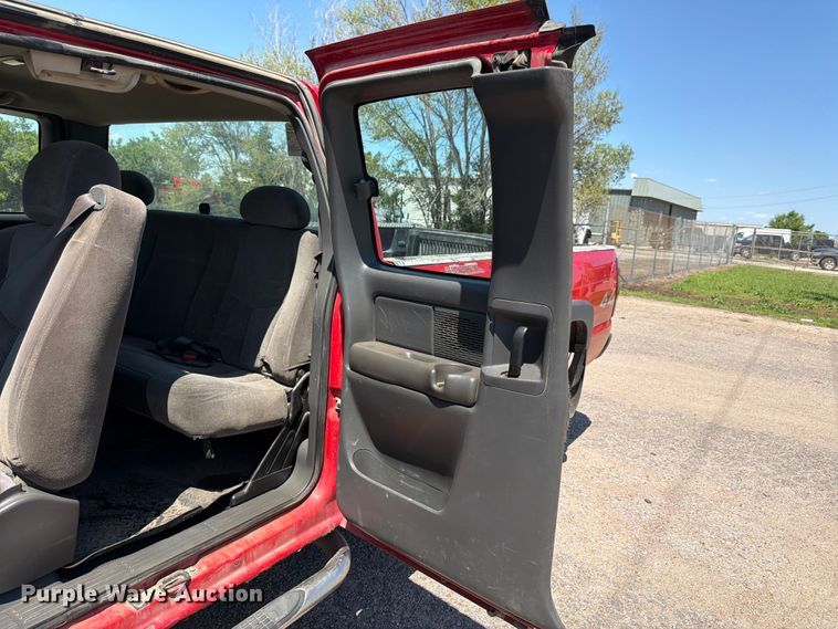image for item NJ9046 2005 Chevrolet Silverado 2500 Ext. Cab pickup truck