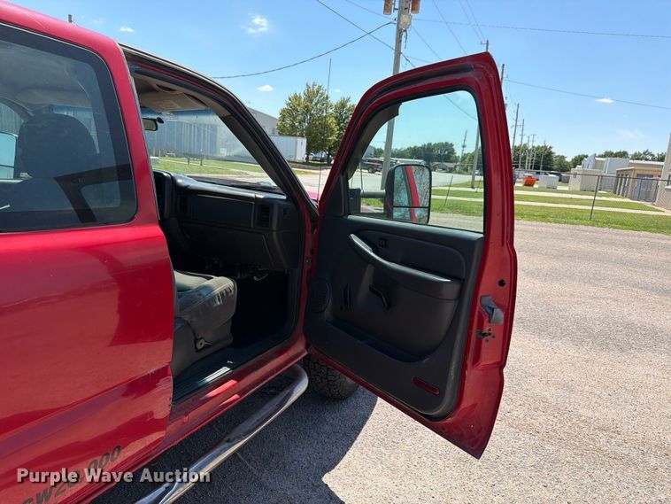 image for item NJ9046 2005 Chevrolet Silverado 2500 Ext. Cab pickup truck