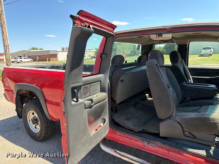image for item NJ9046 2005 Chevrolet Silverado 2500 Ext. Cab pickup truck