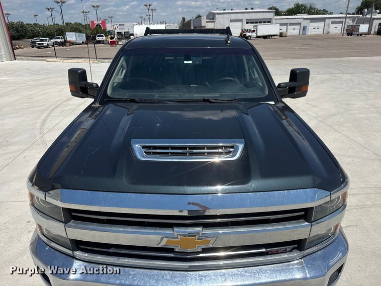 image for item NJ9062 2019 Chevrolet Silverado 2500HD Crew Cab flatbed pickup truck