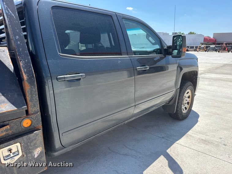 image for item NJ9062 2019 Chevrolet Silverado 2500HD Crew Cab flatbed pickup truck