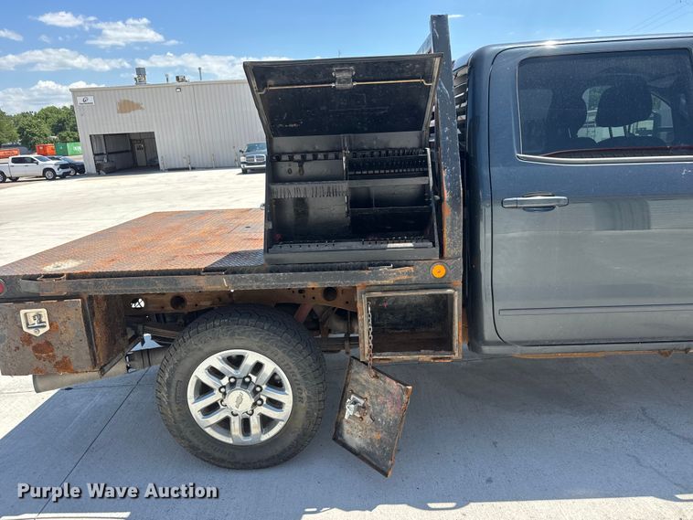 image for item NJ9062 2019 Chevrolet Silverado 2500HD Crew Cab flatbed pickup truck