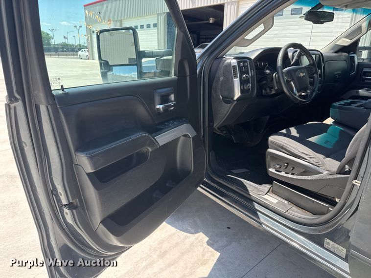 image for item NJ9062 2019 Chevrolet Silverado 2500HD Crew Cab flatbed pickup truck