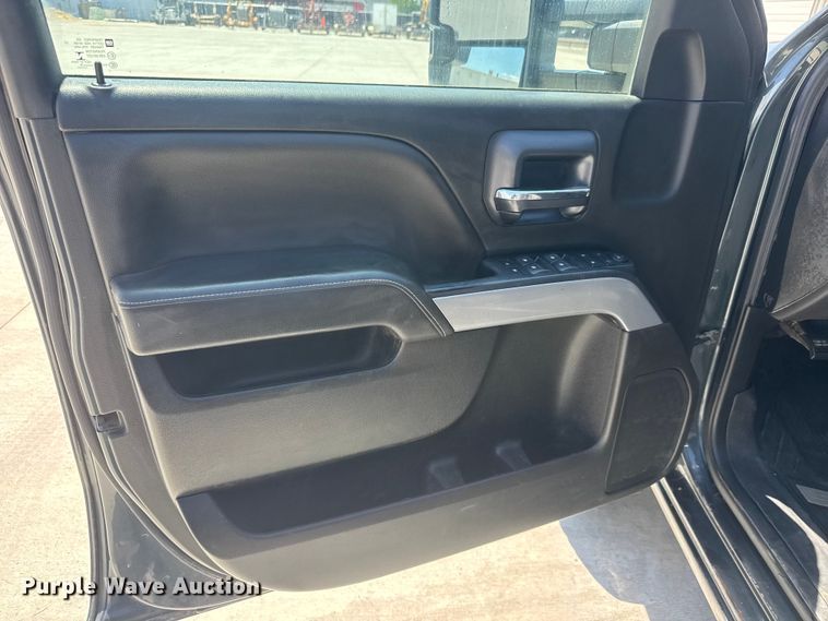 image for item NJ9062 2019 Chevrolet Silverado 2500HD Crew Cab flatbed pickup truck
