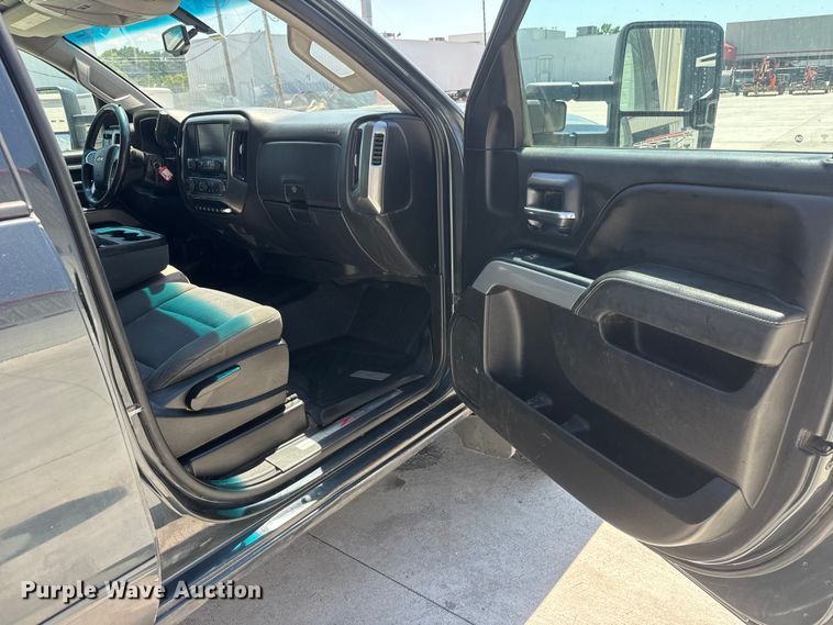 image for item NJ9062 2019 Chevrolet Silverado 2500HD Crew Cab flatbed pickup truck