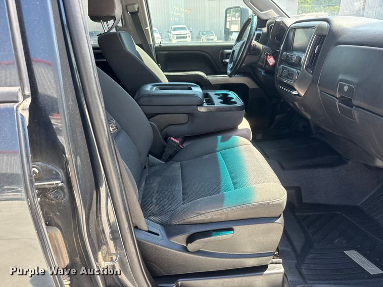 image for item NJ9062 2019 Chevrolet Silverado 2500HD Crew Cab flatbed pickup truck