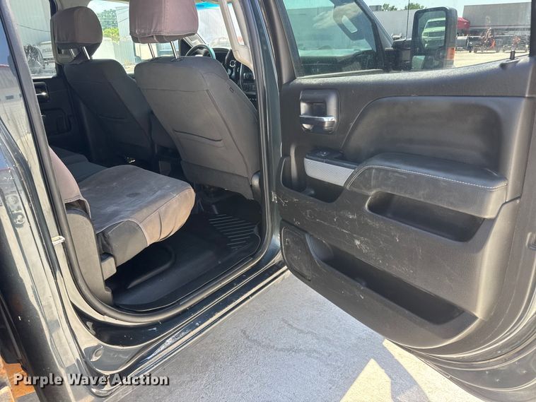 image for item NJ9062 2019 Chevrolet Silverado 2500HD Crew Cab flatbed pickup truck