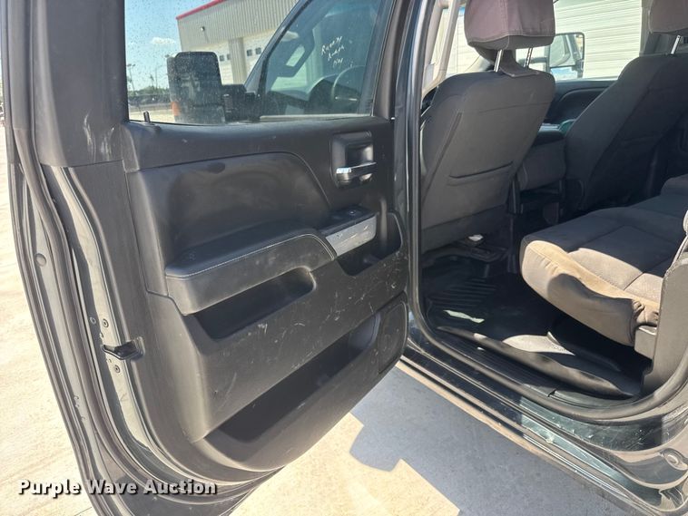image for item NJ9062 2019 Chevrolet Silverado 2500HD Crew Cab flatbed pickup truck