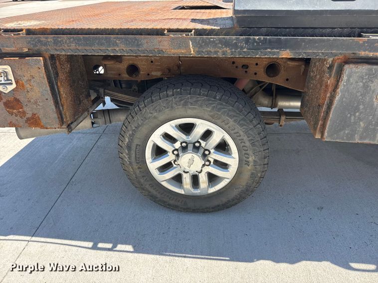 image for item NJ9062 2019 Chevrolet Silverado 2500HD Crew Cab flatbed pickup truck