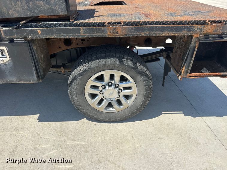 image for item NJ9062 2019 Chevrolet Silverado 2500HD Crew Cab flatbed pickup truck