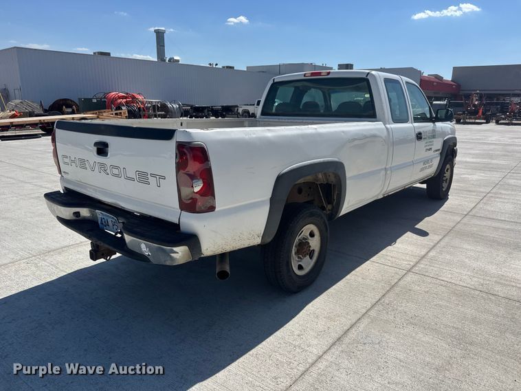 image for item NJ9064 2003 Chevrolet Silverado 2500 Ext. Cab pickup truck