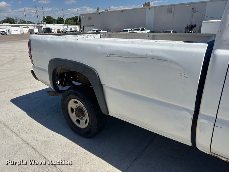 image for item NJ9064 2003 Chevrolet Silverado 2500 Ext. Cab pickup truck