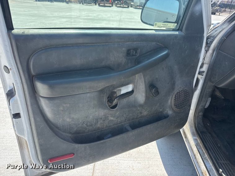 image for item NJ9064 2003 Chevrolet Silverado 2500 Ext. Cab pickup truck