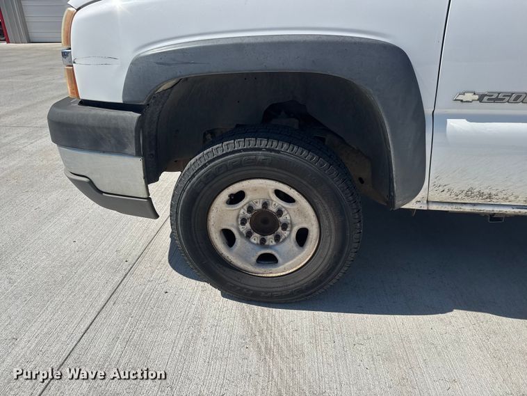 image for item NJ9064 2003 Chevrolet Silverado 2500 Ext. Cab pickup truck