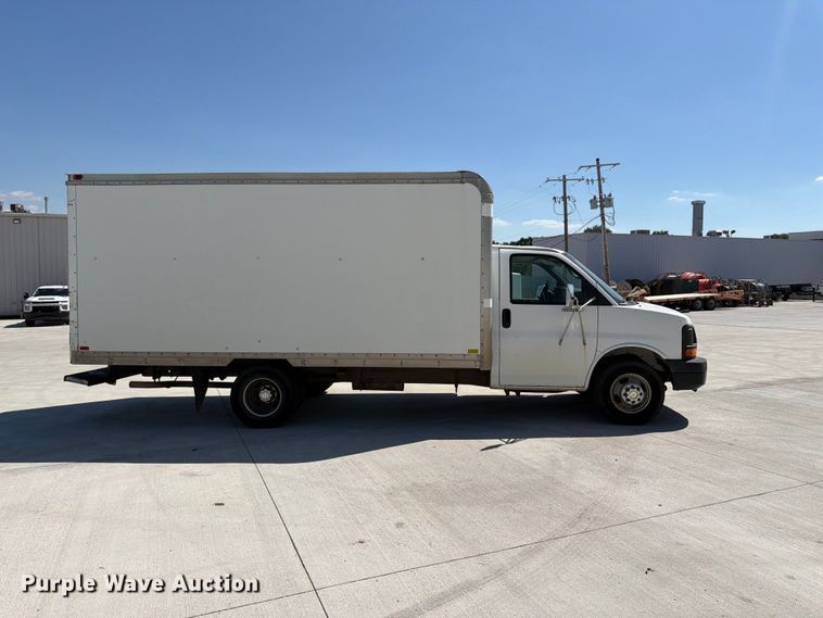 image for item NJ9065 2005 Chevrolet Express G3500 box truck