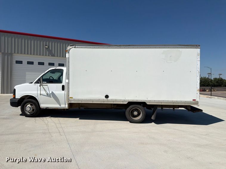 image for item NJ9065 2005 Chevrolet Express G3500 box truck