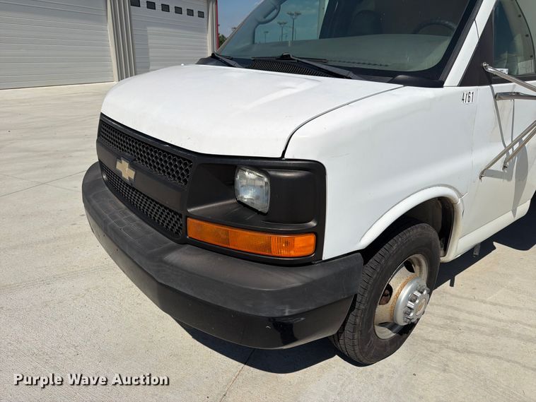 image for item NJ9065 2005 Chevrolet Express G3500 box truck