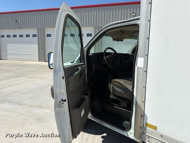 image for item NJ9065 2005 Chevrolet Express G3500 box truck
