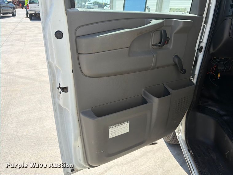 image for item NJ9065 2005 Chevrolet Express G3500 box truck