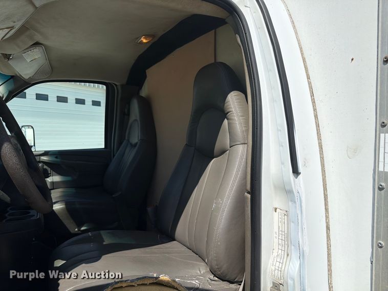 image for item NJ9065 2005 Chevrolet Express G3500 box truck
