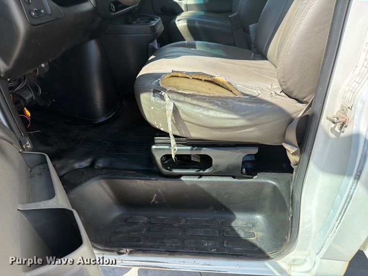 image for item NJ9065 2005 Chevrolet Express G3500 box truck