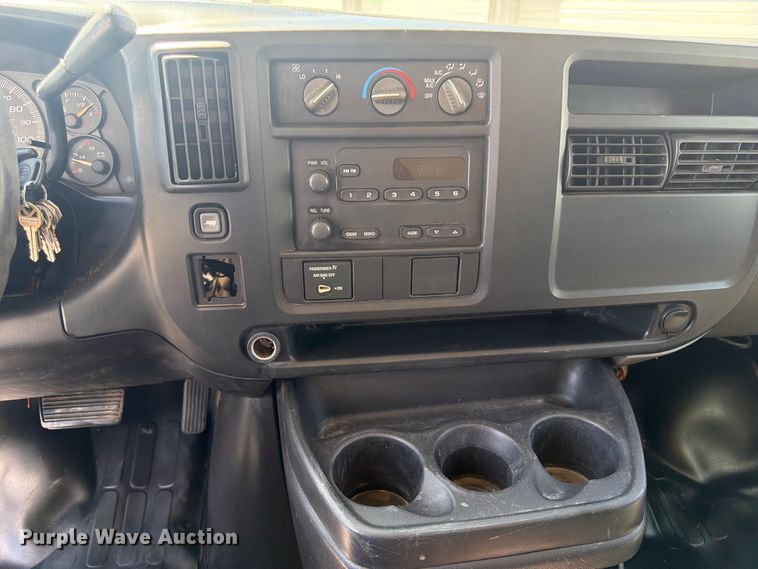 image for item NJ9065 2005 Chevrolet Express G3500 box truck