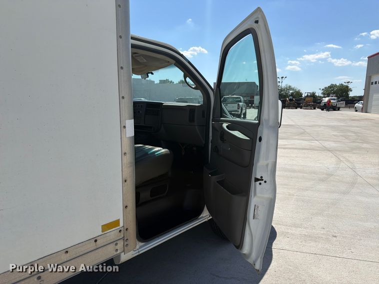image for item NJ9065 2005 Chevrolet Express G3500 box truck