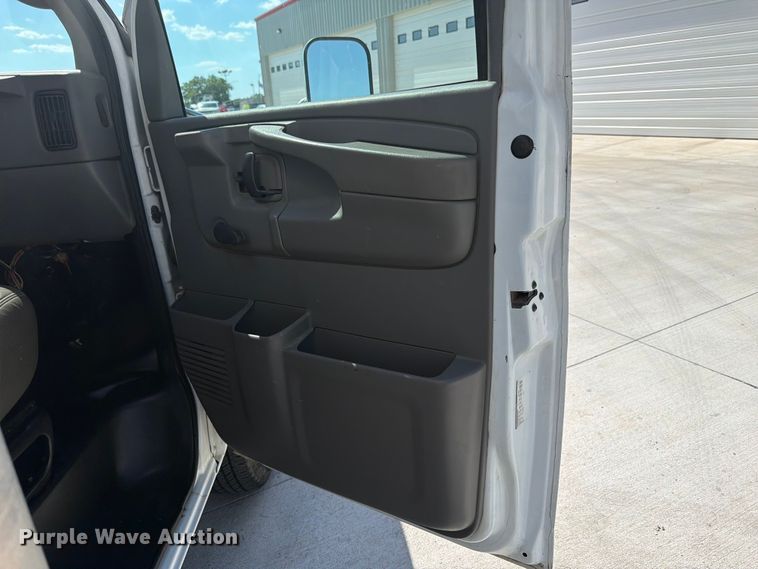 image for item NJ9065 2005 Chevrolet Express G3500 box truck