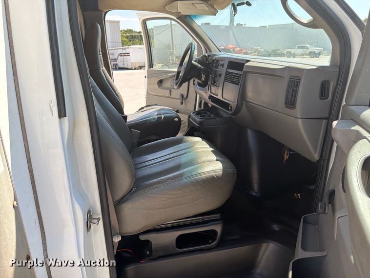 image for item NJ9065 2005 Chevrolet Express G3500 box truck