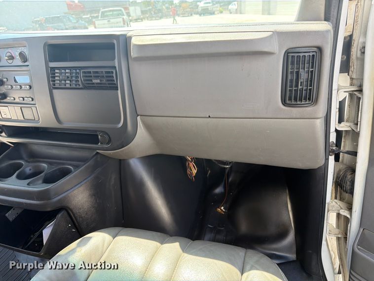 image for item NJ9065 2005 Chevrolet Express G3500 box truck