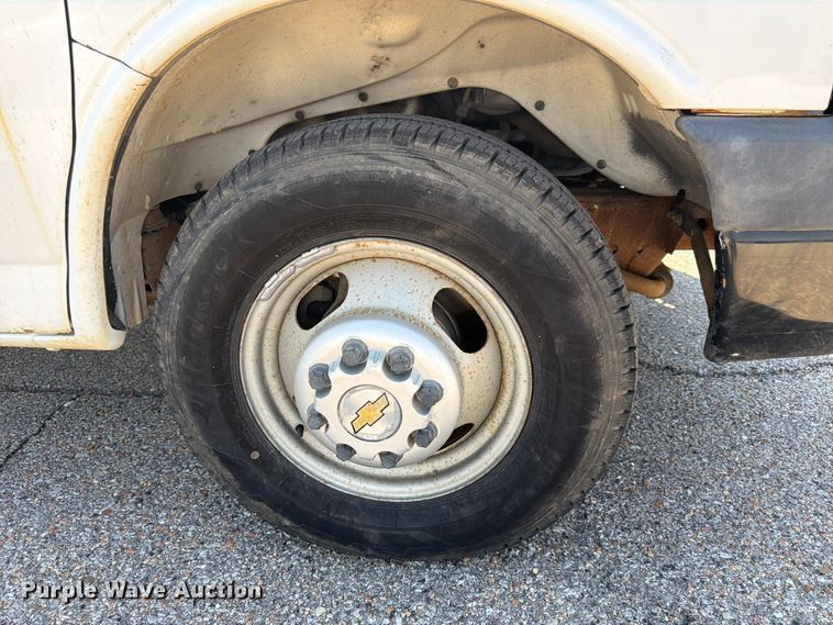 image for item NJ9065 2005 Chevrolet Express G3500 box truck