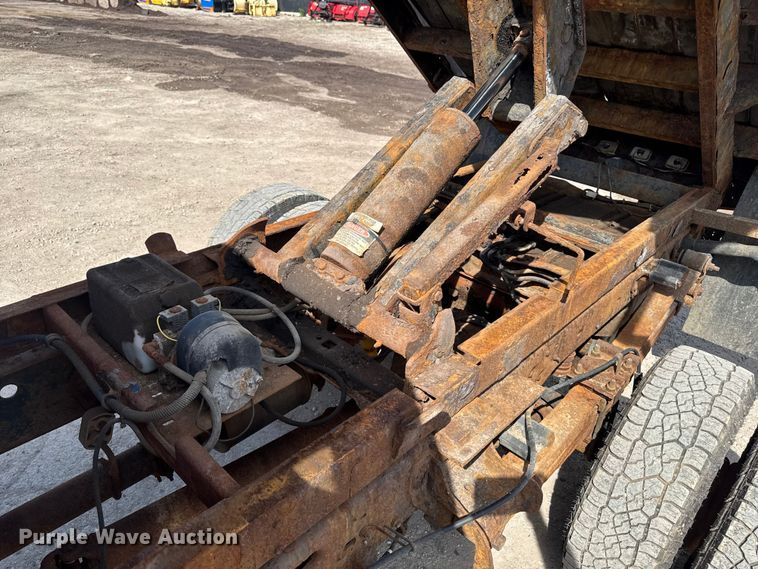 image for item OE9610 2009 Ford F350 Super Duty Ext. Cab dump bed pickup truck