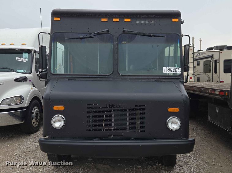 image for item YA3545 2006 Workhorse W42 food truck