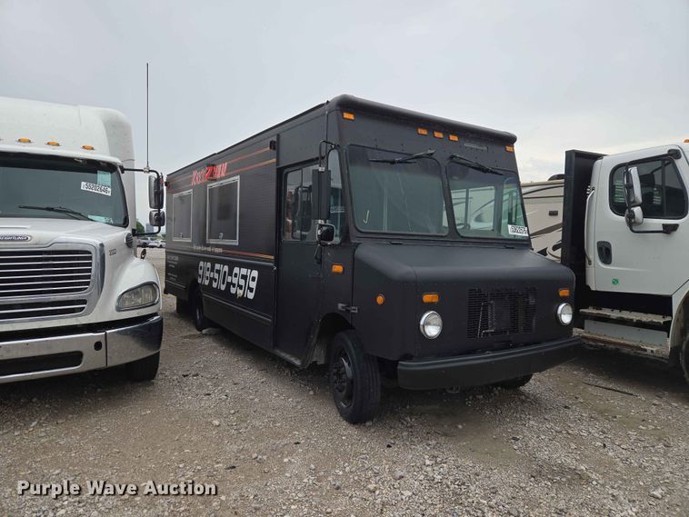image for item YA3545 2006 Workhorse W42 food truck