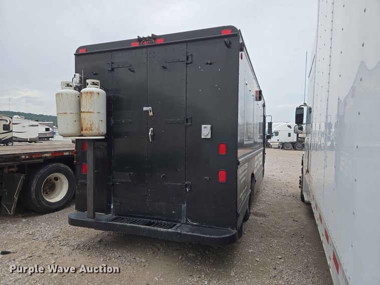 image for item YA3545 2006 Workhorse W42 food truck