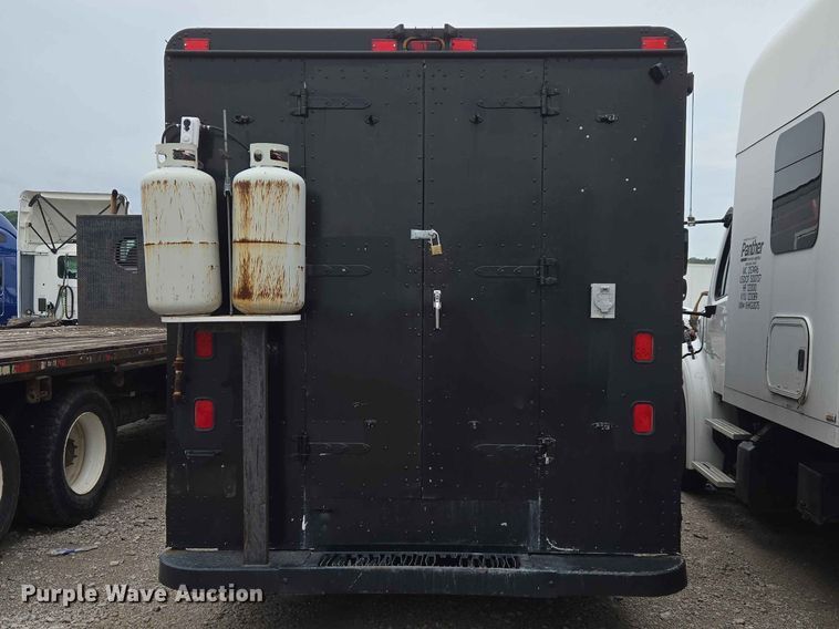 image for item YA3545 2006 Workhorse W42 food truck