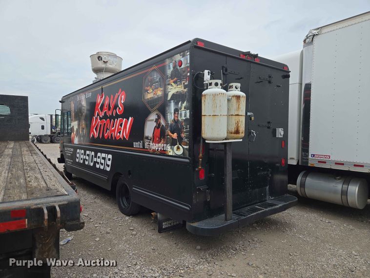 image for item YA3545 2006 Workhorse W42 food truck