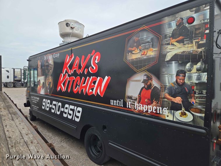 image for item YA3545 2006 Workhorse W42 food truck