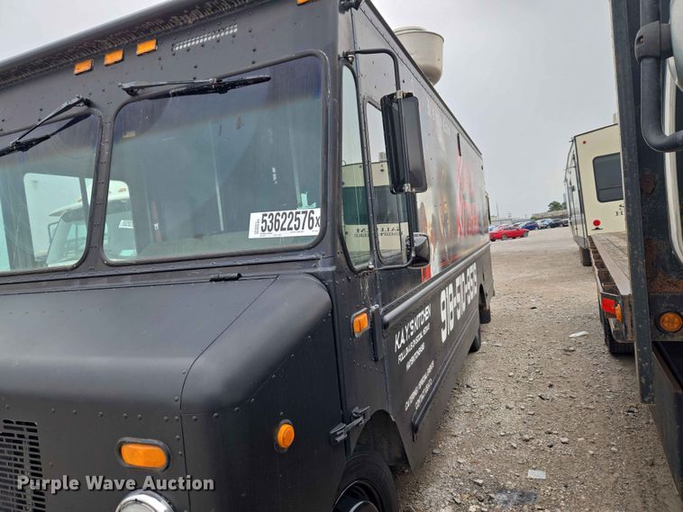 image for item YA3545 2006 Workhorse W42 food truck