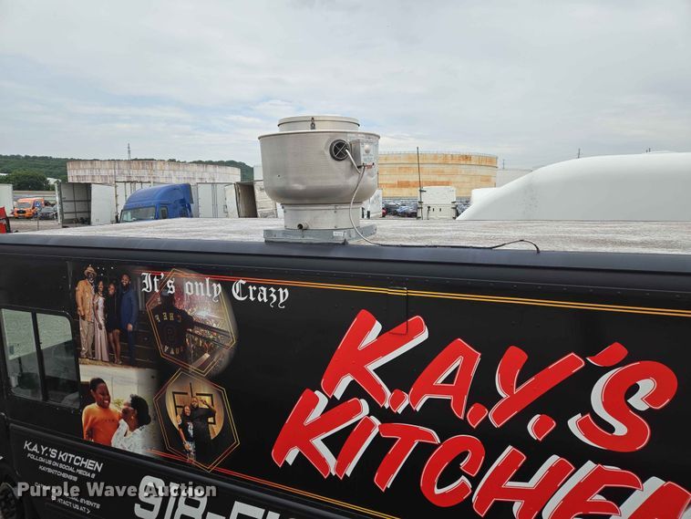 image for item YA3545 2006 Workhorse W42 food truck