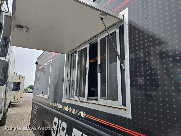 image for item YA3545 2006 Workhorse W42 food truck