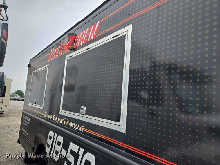 image for item YA3545 2006 Workhorse W42 food truck