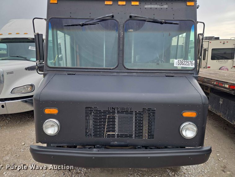 image for item YA3545 2006 Workhorse W42 food truck