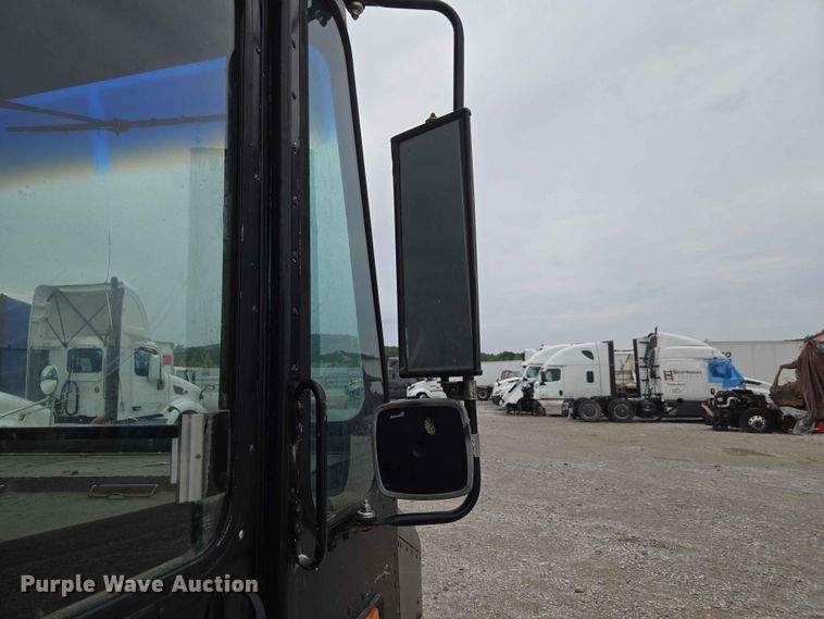 image for item YA3545 2006 Workhorse W42 food truck