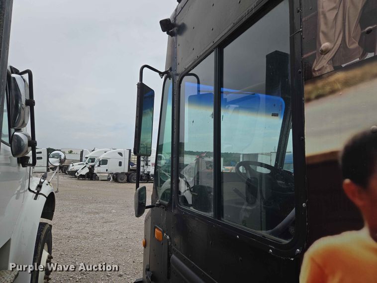 image for item YA3545 2006 Workhorse W42 food truck