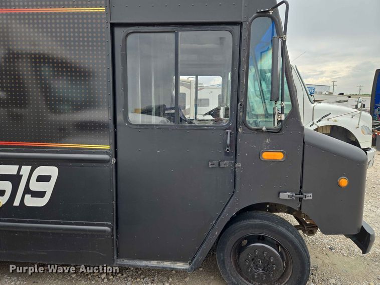 image for item YA3545 2006 Workhorse W42 food truck
