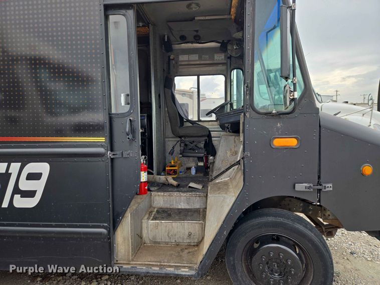 image for item YA3545 2006 Workhorse W42 food truck