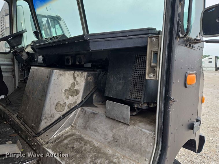 image for item YA3545 2006 Workhorse W42 food truck